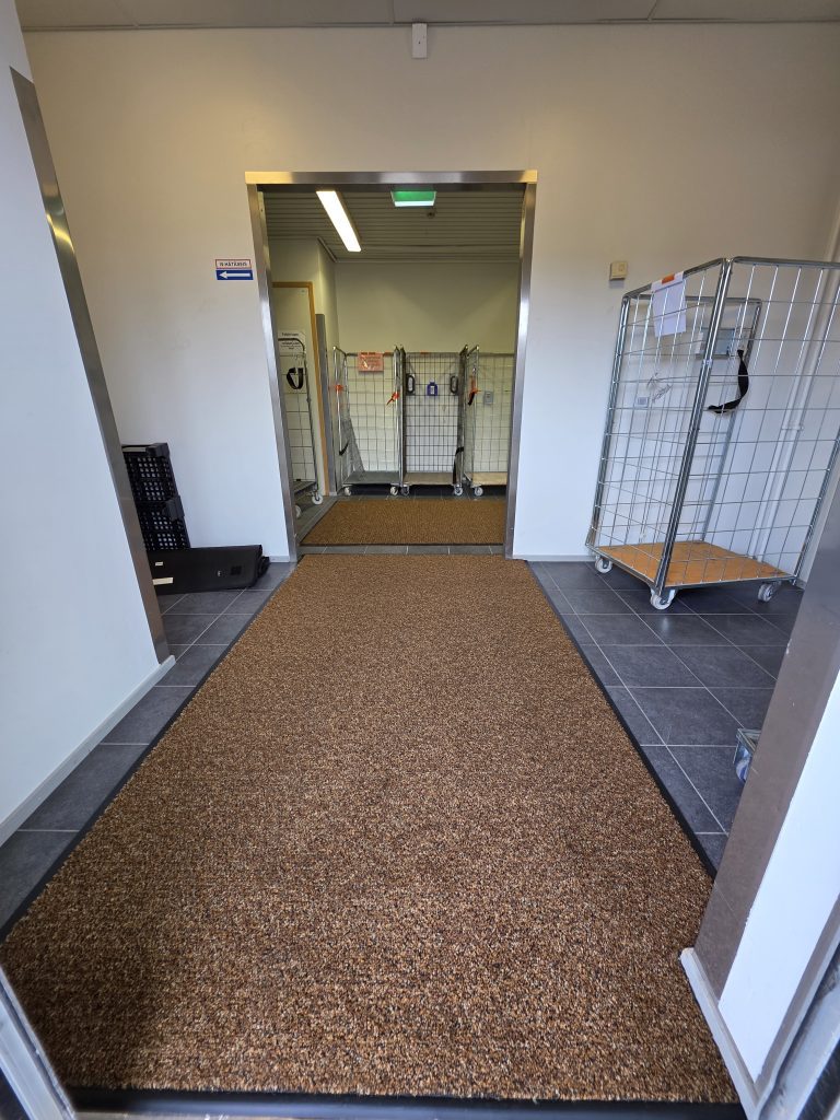 Leveä käytävämatto ruskea